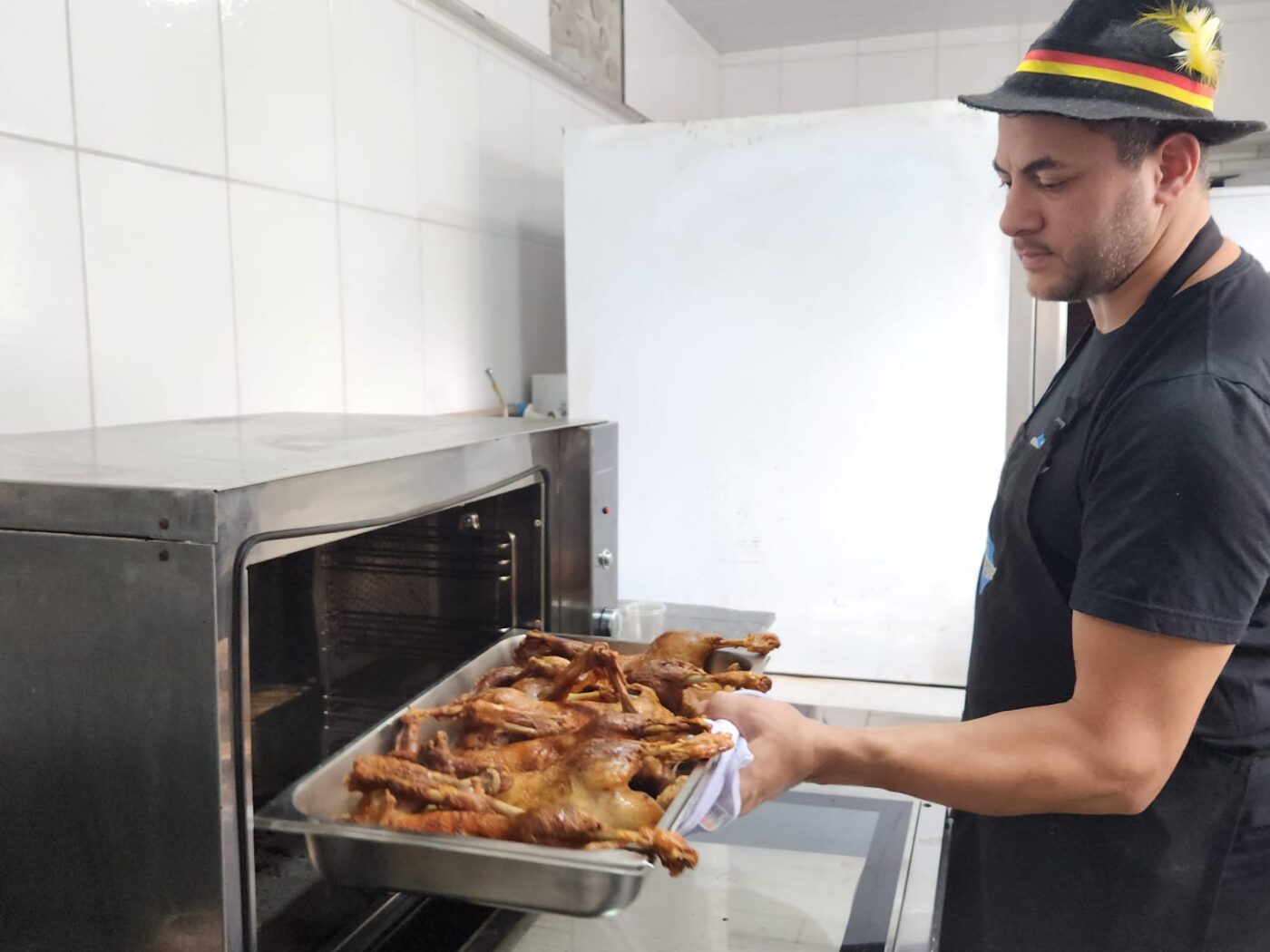 Confira os bastidores da cozinha oficial da 36ª Fenarreco