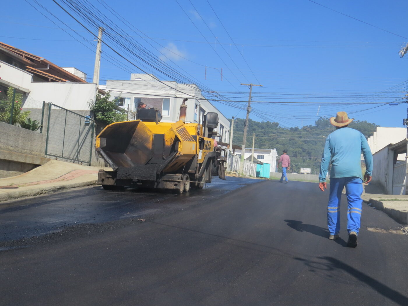 Programa de Pavimentação Comunitária avança com mais duas mil toneladas de asfalto