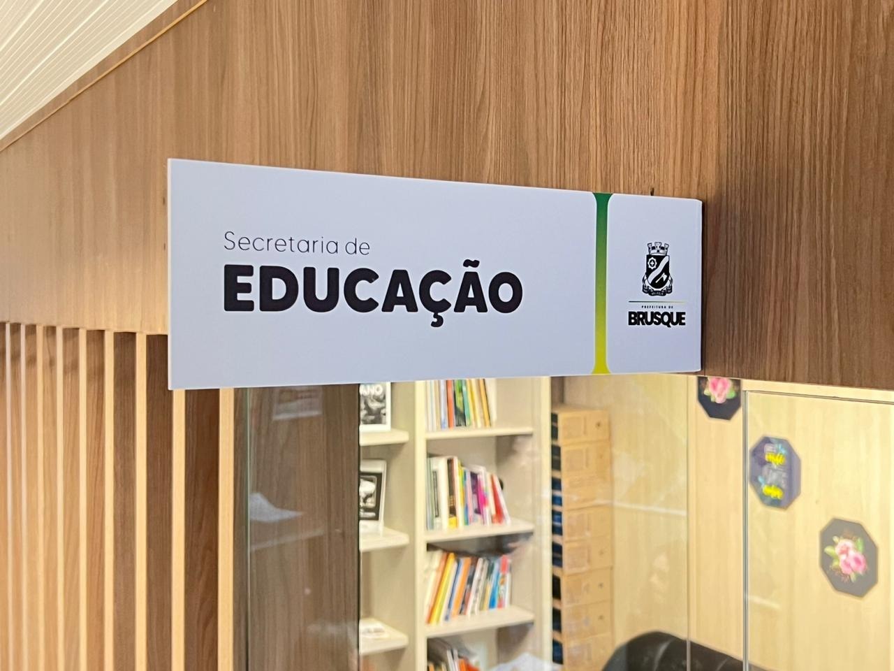 Prefeitura de Brusque publica edital para contratar professores e serventes de serviços gerais