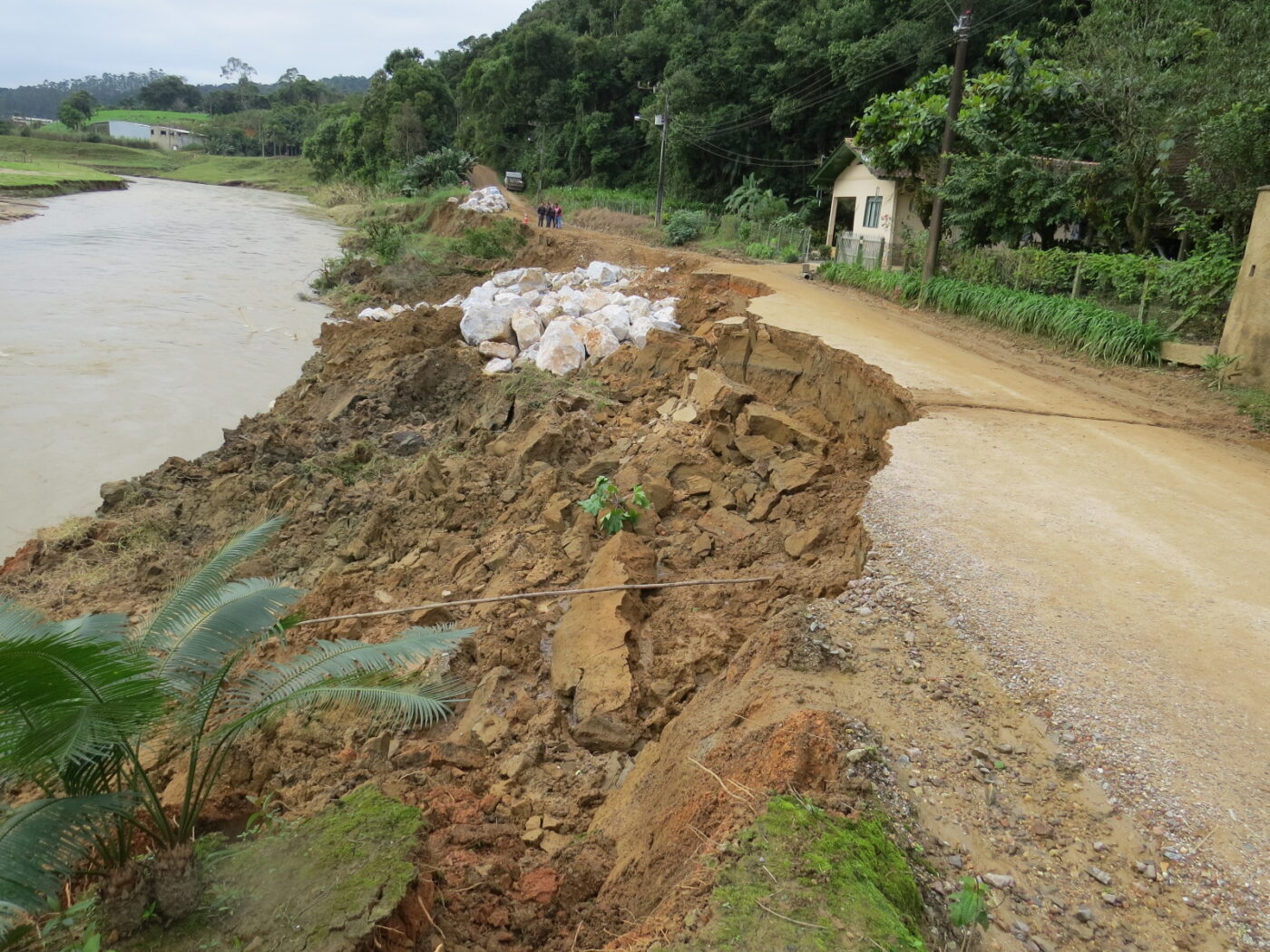 Rio derruba parte de rua no Cristalina e trabalhos se intensificam na via