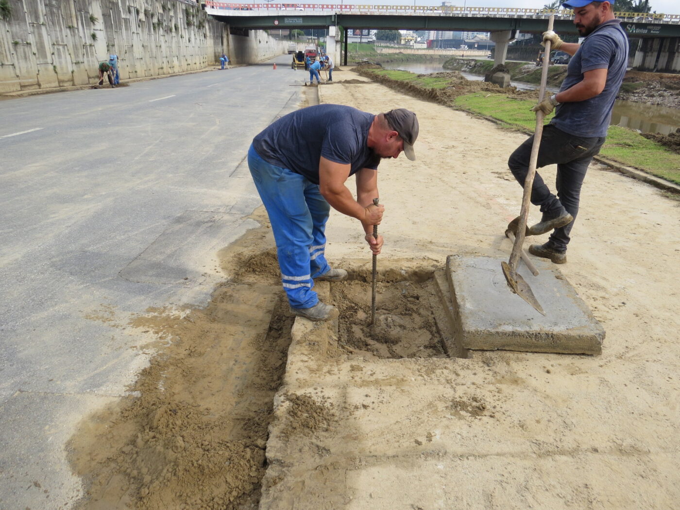 Após limpeza da Beira Rio, bocas de lobo da via são foco de mutirão