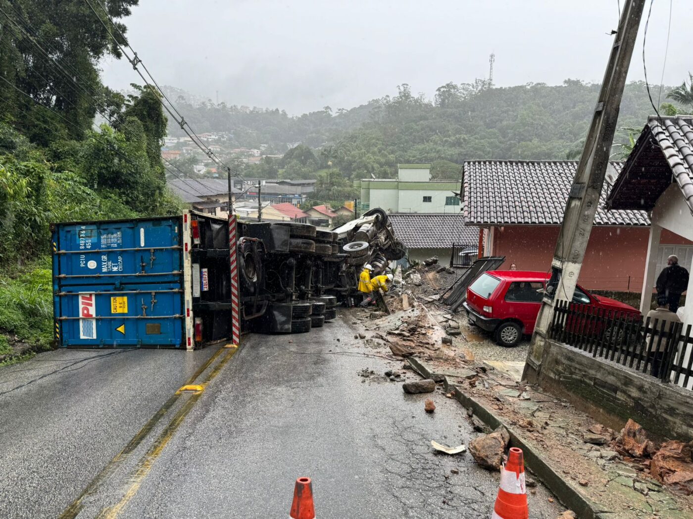 Falta de respeito à sinalização de trânsito causa acidente com carreta