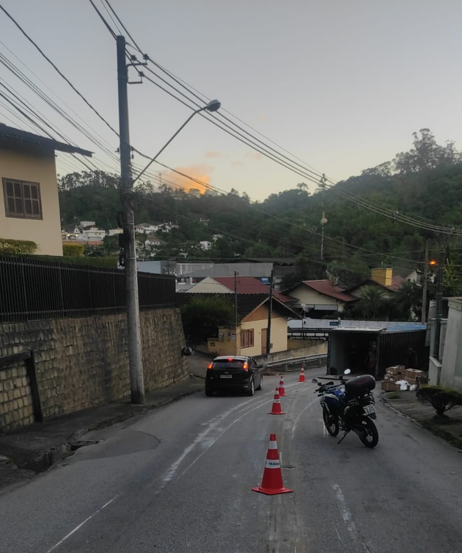 Rua Gustavo Halpap está liberada para o trânsito em meia pista