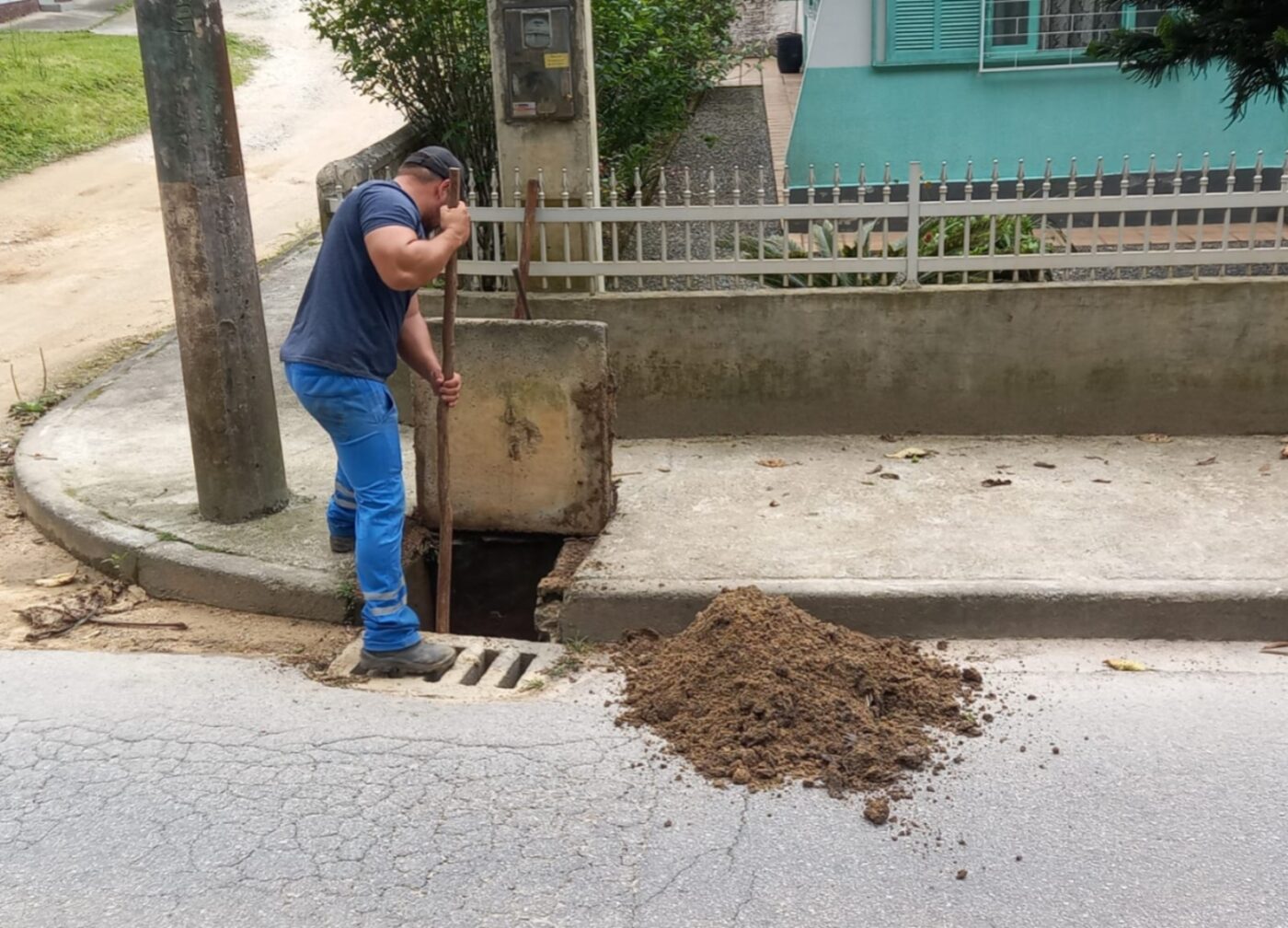 Limpeza de valas e bocas de lobo em Brusque é intensificada