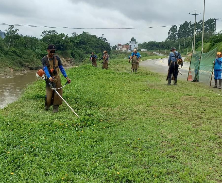 Equipes de roçada vão às ruas preparando município para época de calor