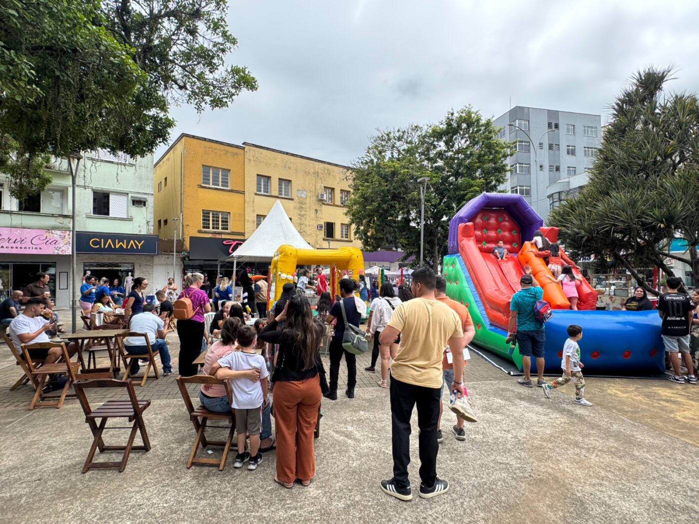 Diversas entidades garantem movimentação na Praça Barão de Schneeburg