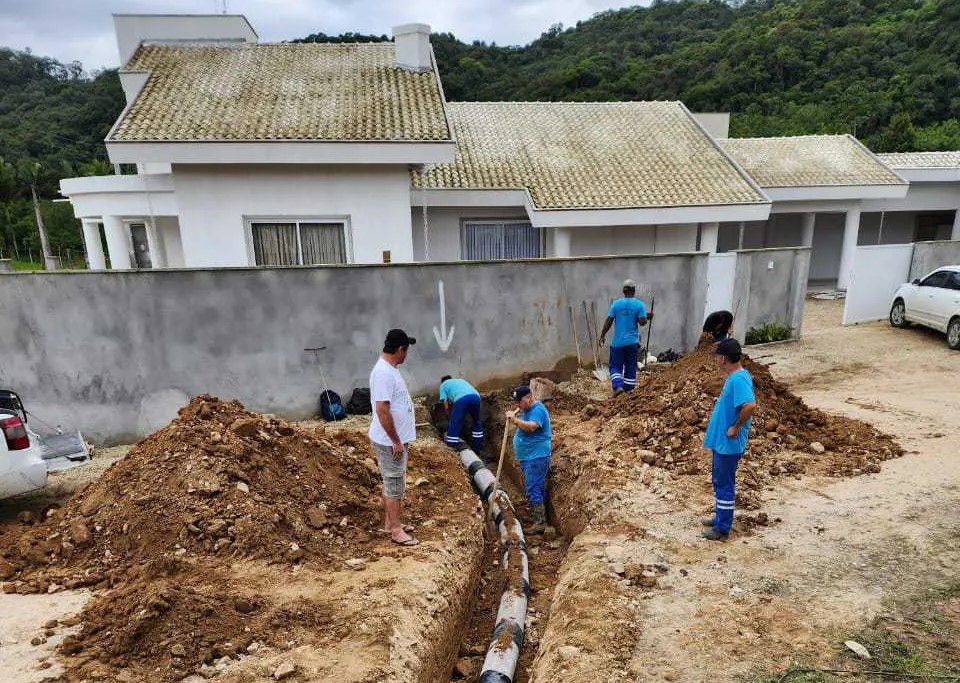 Trabalhos de ligações de esgoto e águas pluviais são intensificados em Brusque