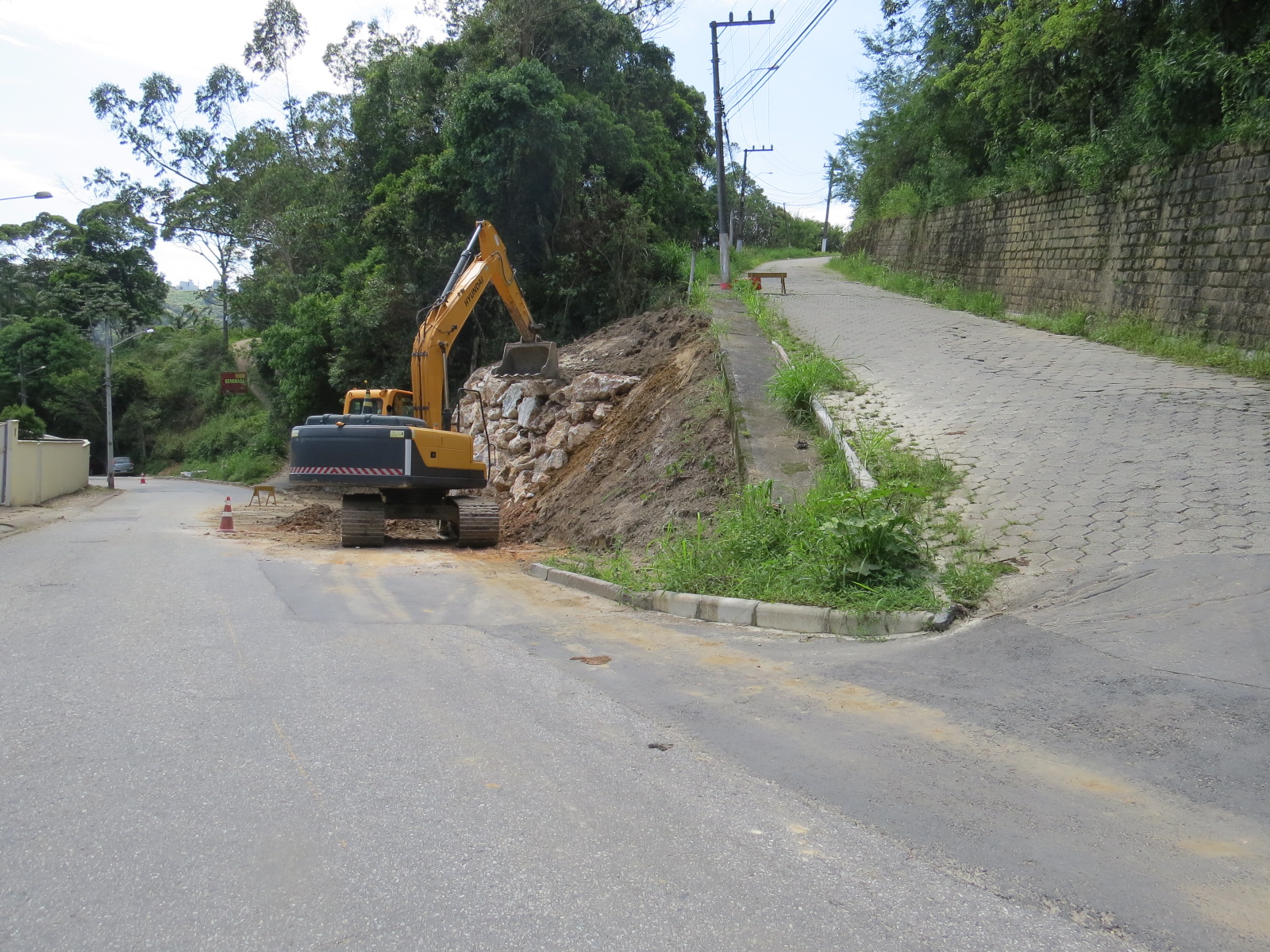 Obra de emergência é realizada no bairro Primeiro de Maio