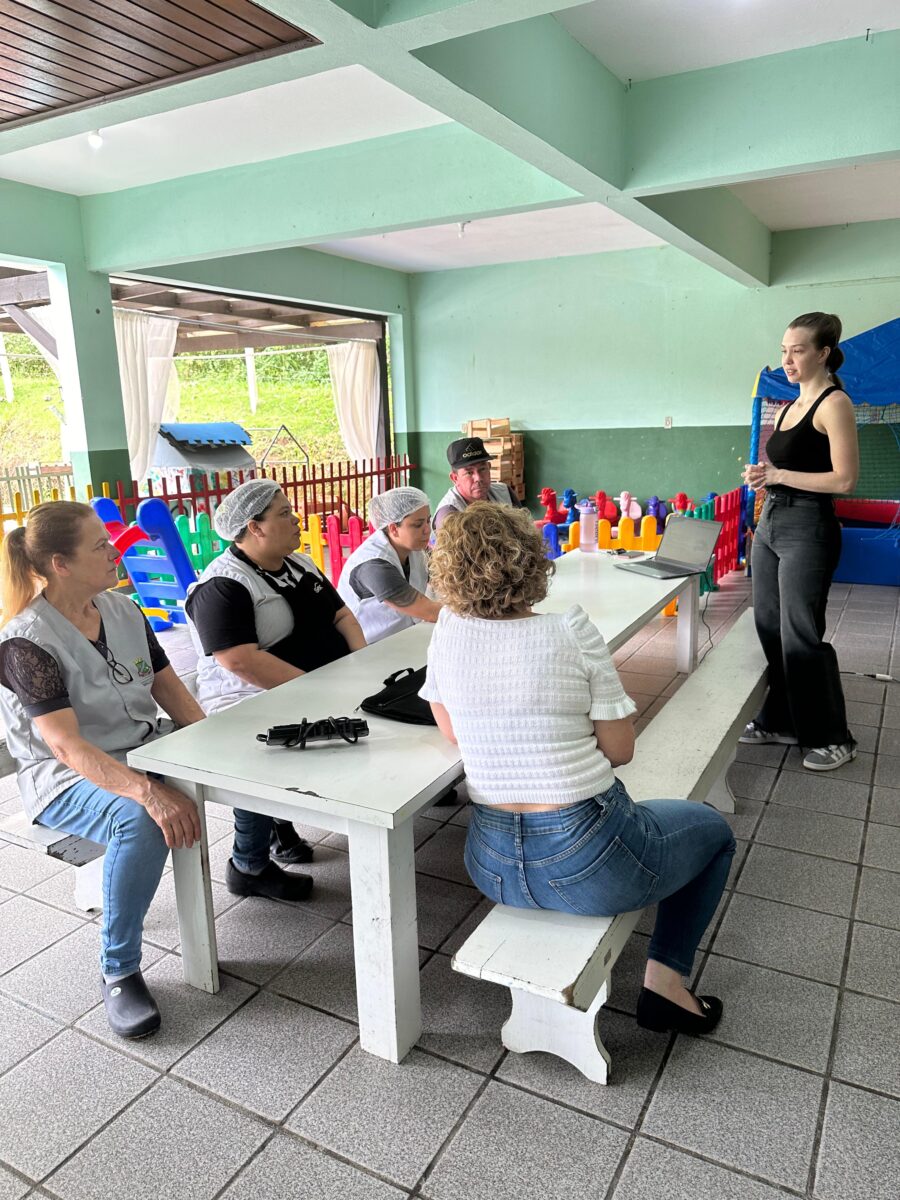 Merendeiras de Brusque participam de capacitação sobre boas práticas na alimentação escolar