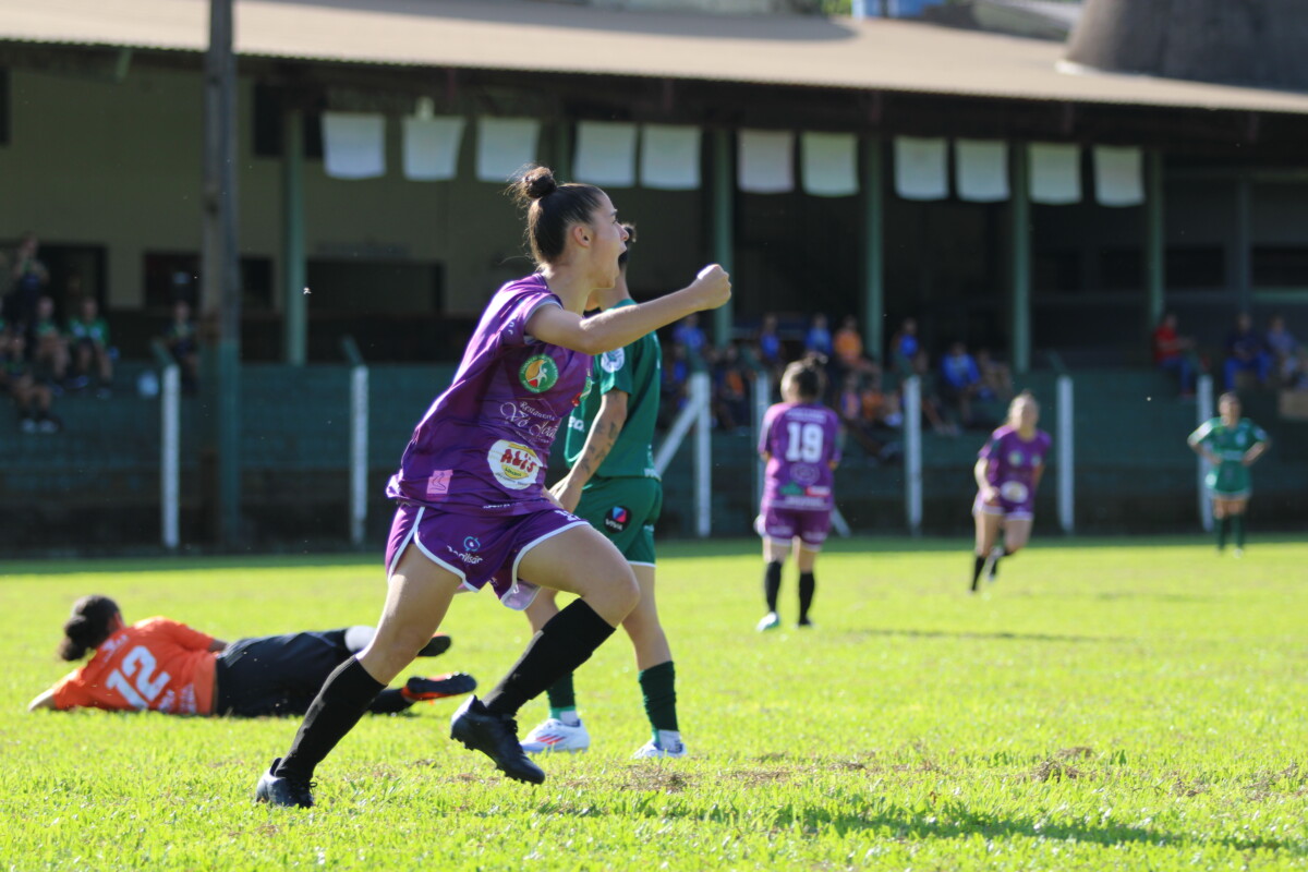 Futebol feminino de Brusque vence clássico regional no JASC