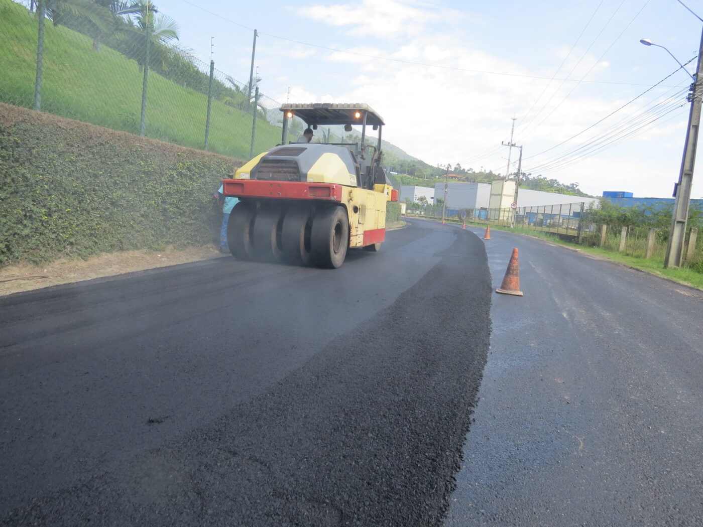 Mais uma extensa via de Brusque recebe obras de melhoria asfáltica