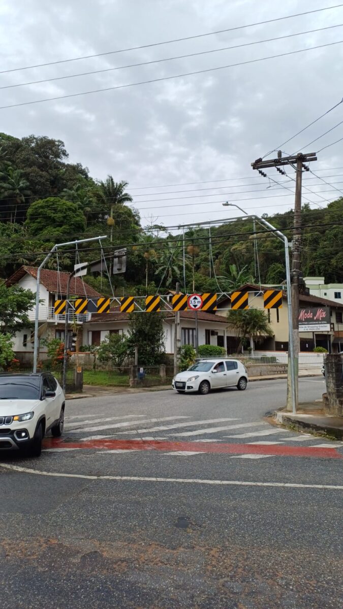 Limitadores de altura na Rua Gustavo Halfpap serão reinstalados nesta terça-feira (17)