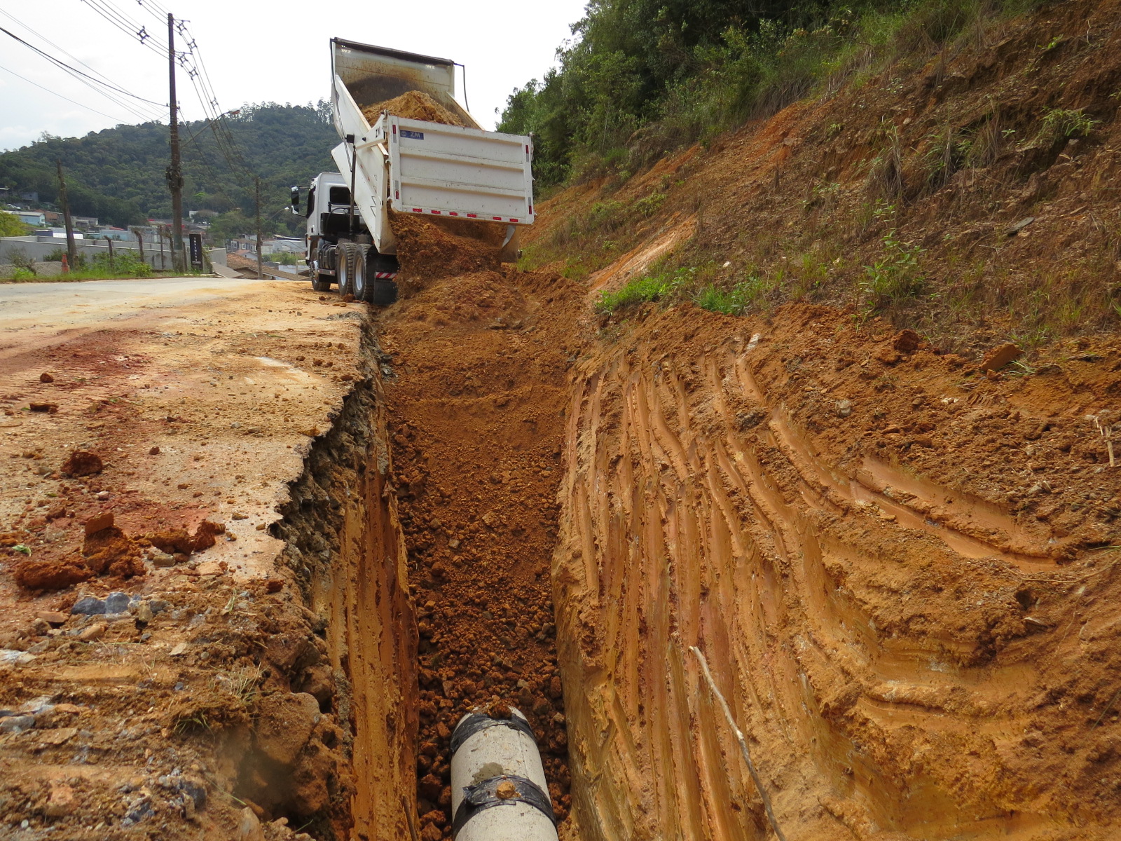 Obras de drenagem e pavimentação são finalizadas em via no Bateas