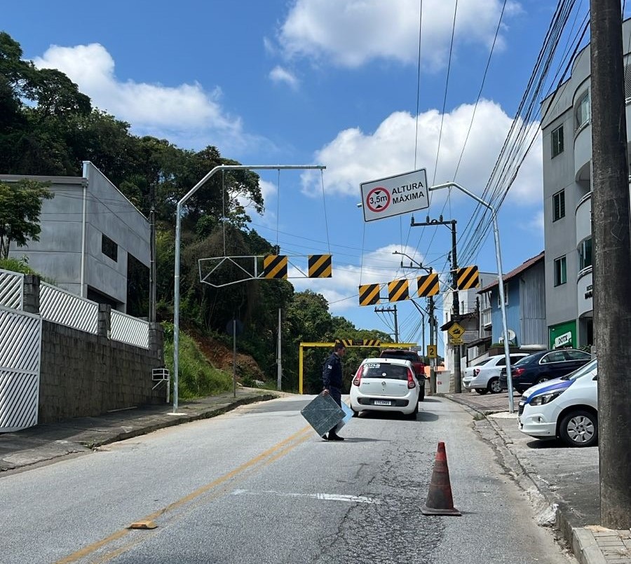 Caminhão arranca placa de limitador de altura na Rua Gustavo Halfpap