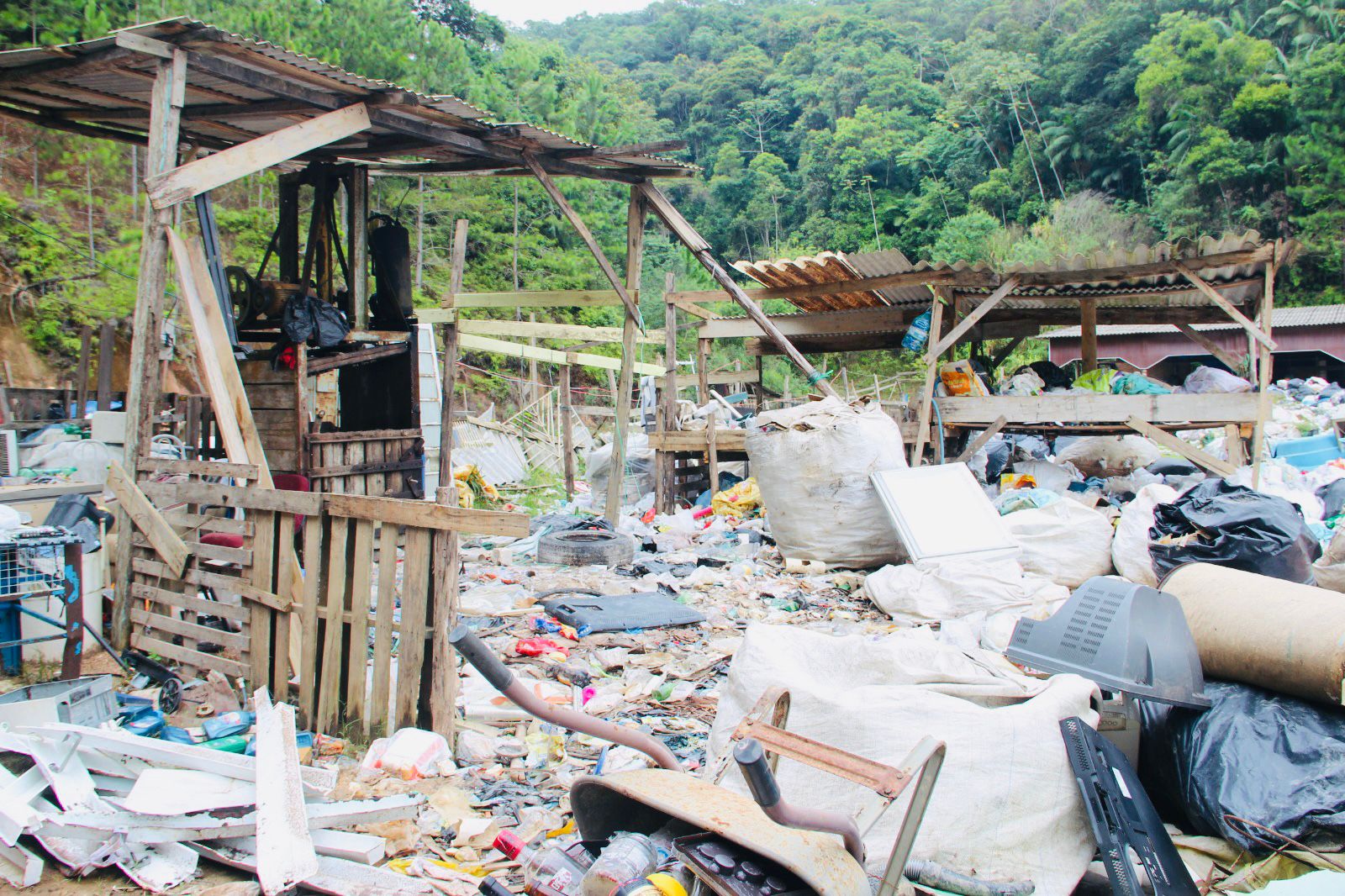 Prefeitura de Brusque realiza ação de limpeza em recicladora que funcionava como criadouro do mosquito da Dengue